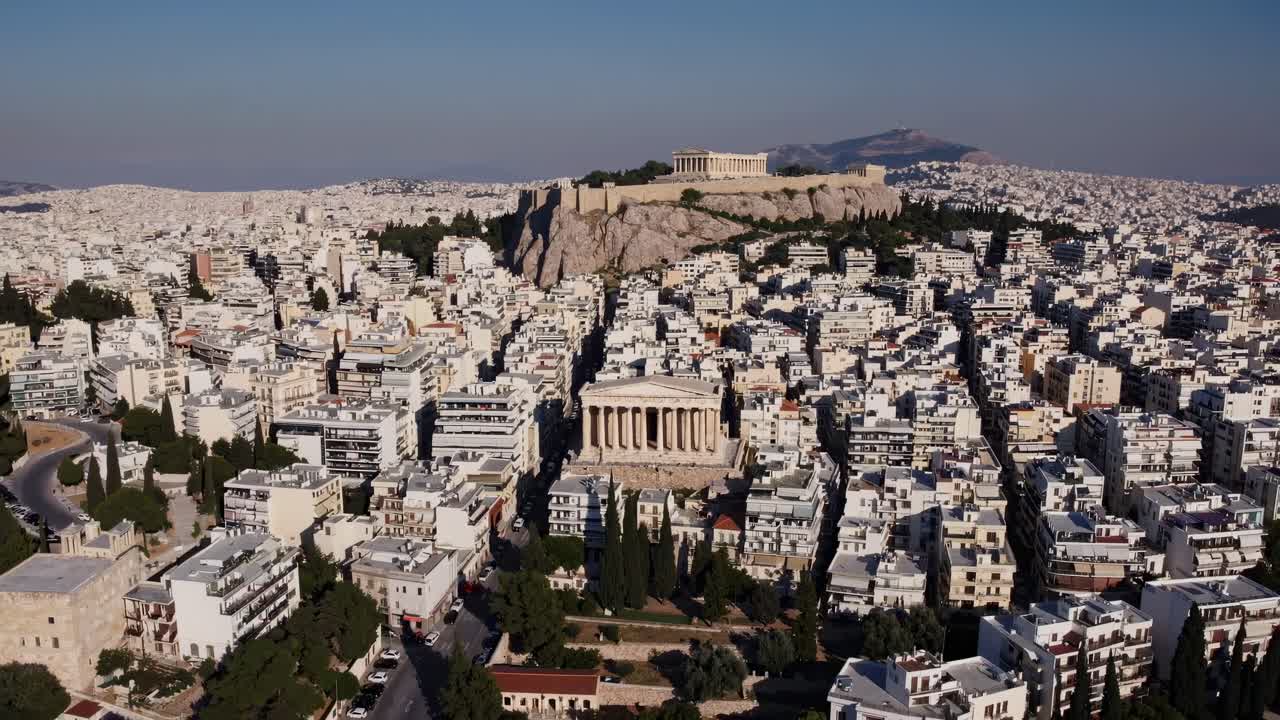 Tampilan video udara kota Athena dengan Akropolis. Menangkap perpaduan kuno dan modern