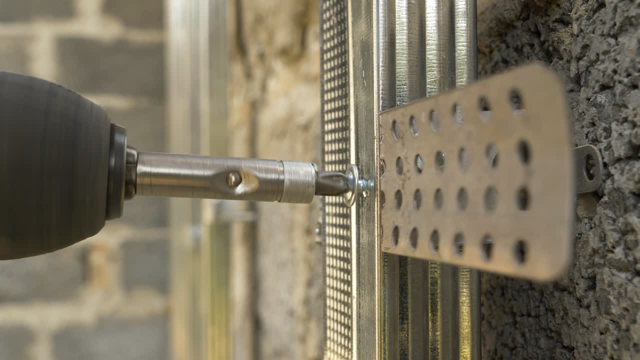 instalación de un marco de perfil metálico en la pared de ladrillo