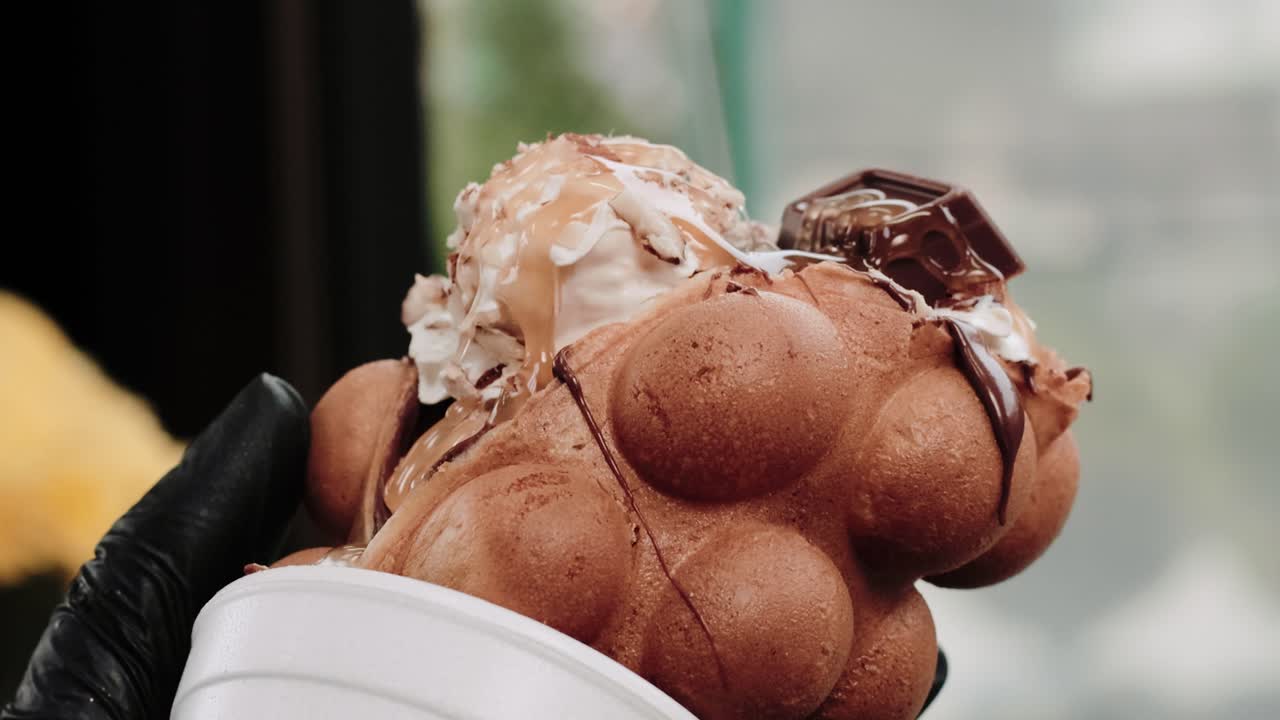 녹은 캐러멜을 와플에 붓는다