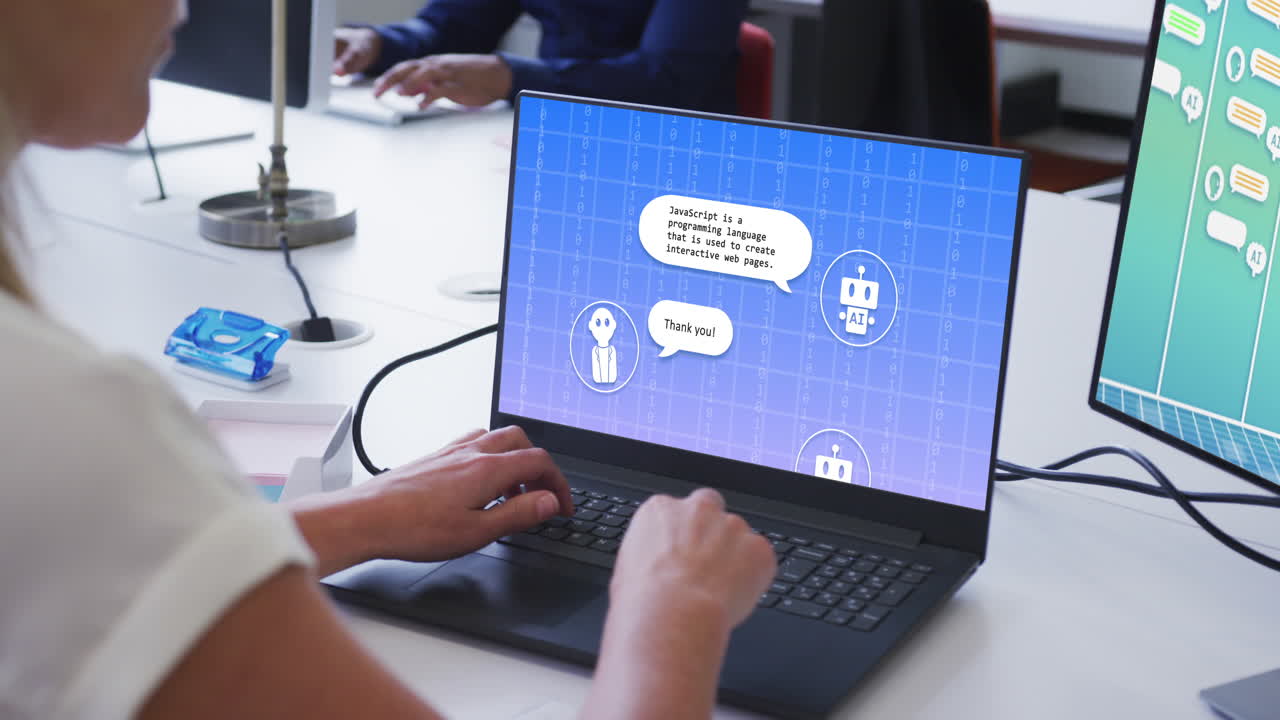 mujer de negocios caucásica usando computadora portátil y computadora con chat digital e iconos en la oficina