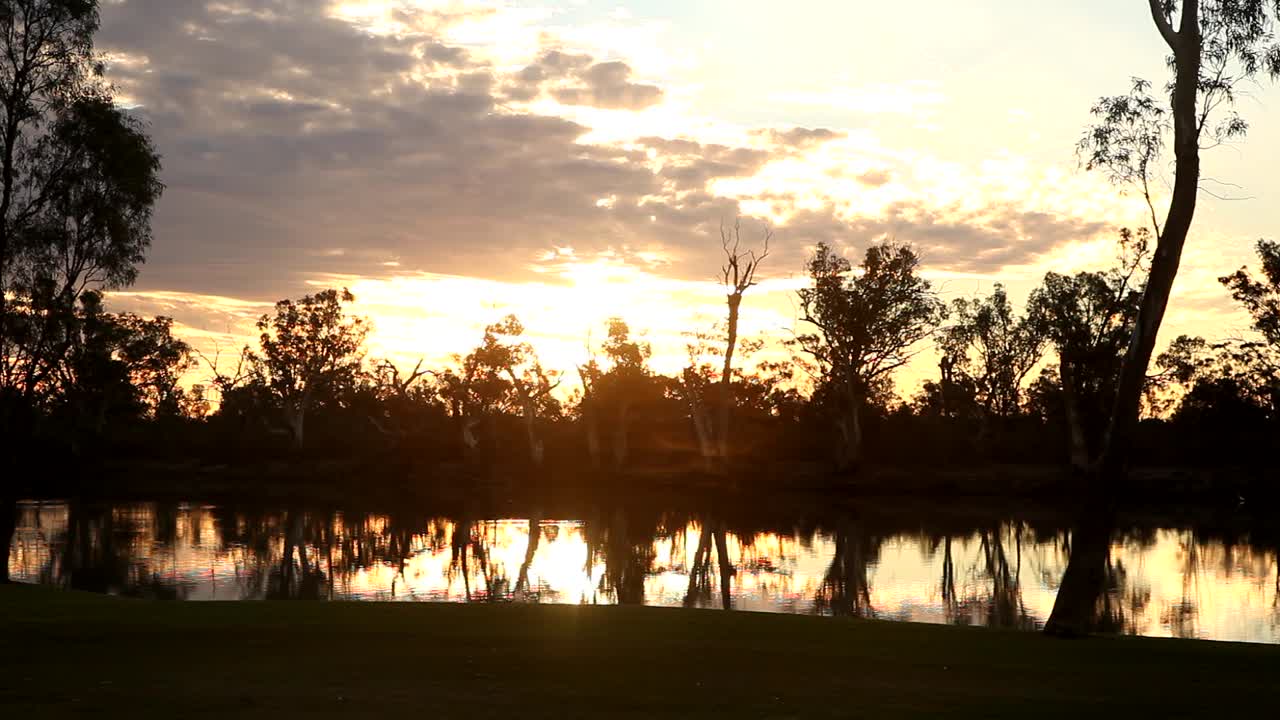 timelapse del atardecer del río murry - loxton, australia del sur