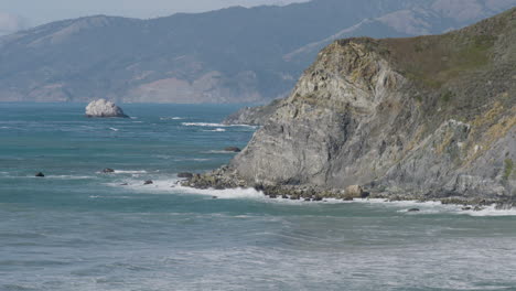 Vista-A-Nivel-De-La-Playa-De-Las-Olas-Rompiendo-A-Lo-Largo-De-La-Costa-Bordeada-De-Rocas-De-La-Playa-De-Big-Sur-En-El-Sur-De-California