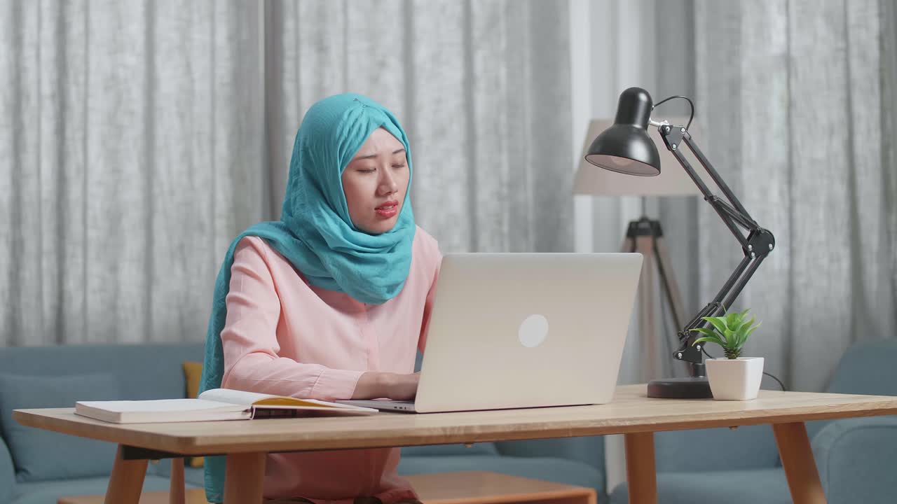 가정 사무실에서 노트북으로 일하는 여성