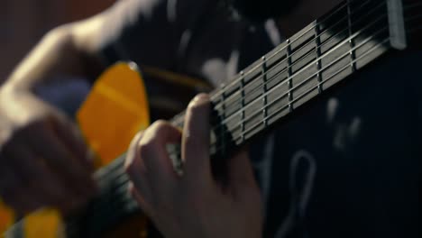 Joven-Tocando-Una-Canción-De-Rock-Con-Powerchords-Y-Rasgueando-La-Guitarra-Vigorosamente