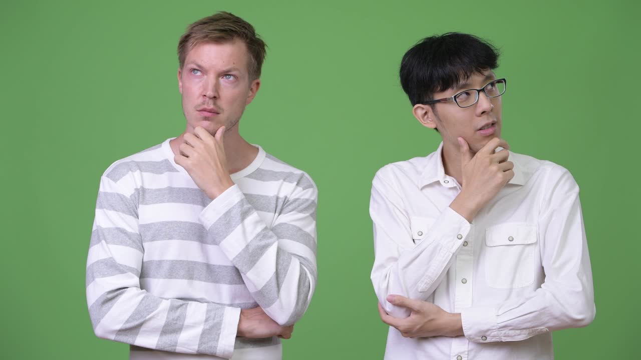 두 명의 젊은 다민족 사업가들이 함께 생각하고 있습니다.