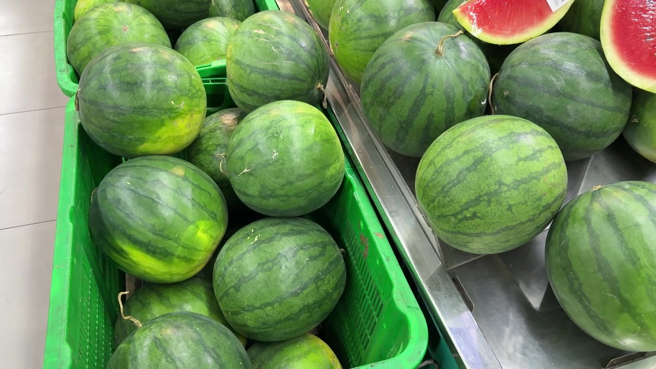 Pastèques fraîches exposées au rayon fruits et légumes d'un supermarché