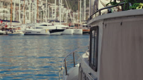 barcos en un puerto