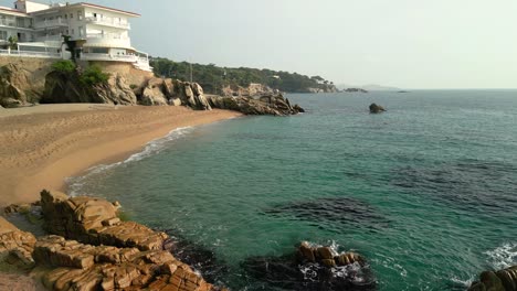 platja de aro girona costa brava, de la playa gran a la playa de rovira imagenes aereas sin gente en la playa