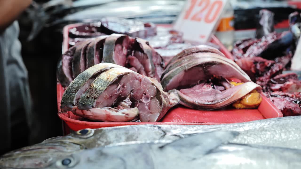 Primo piano di pesce affettato esposto in vendita nel Vecchio Mercato Pubblico di Palawan