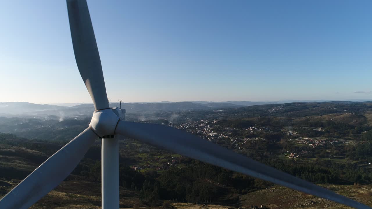 Turbine eoliche che producono energia alternativa