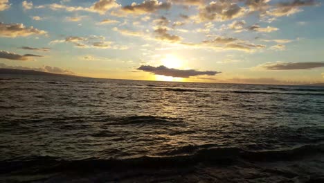 Sonnenuntergang-Blick-Auf-Den-Strand-Von-Kaho&#39;olawe-Schwenken-Zum-Felsen-Am-Strand-In-Kihei,-Maui,-Hawaii-Während-Des-Sonnenuntergangs