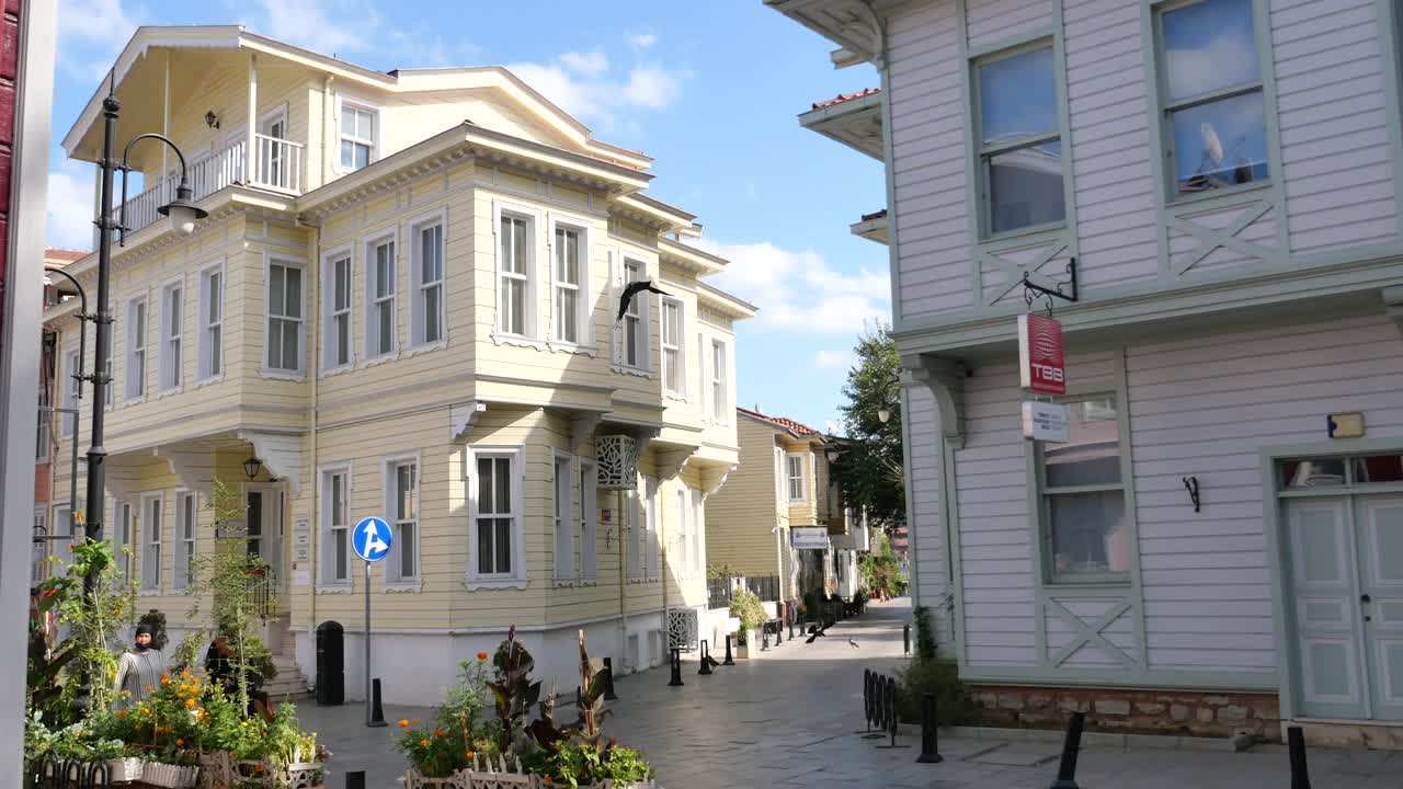 도시 의 역사적 인 목조 건물 들 이 있는 거리