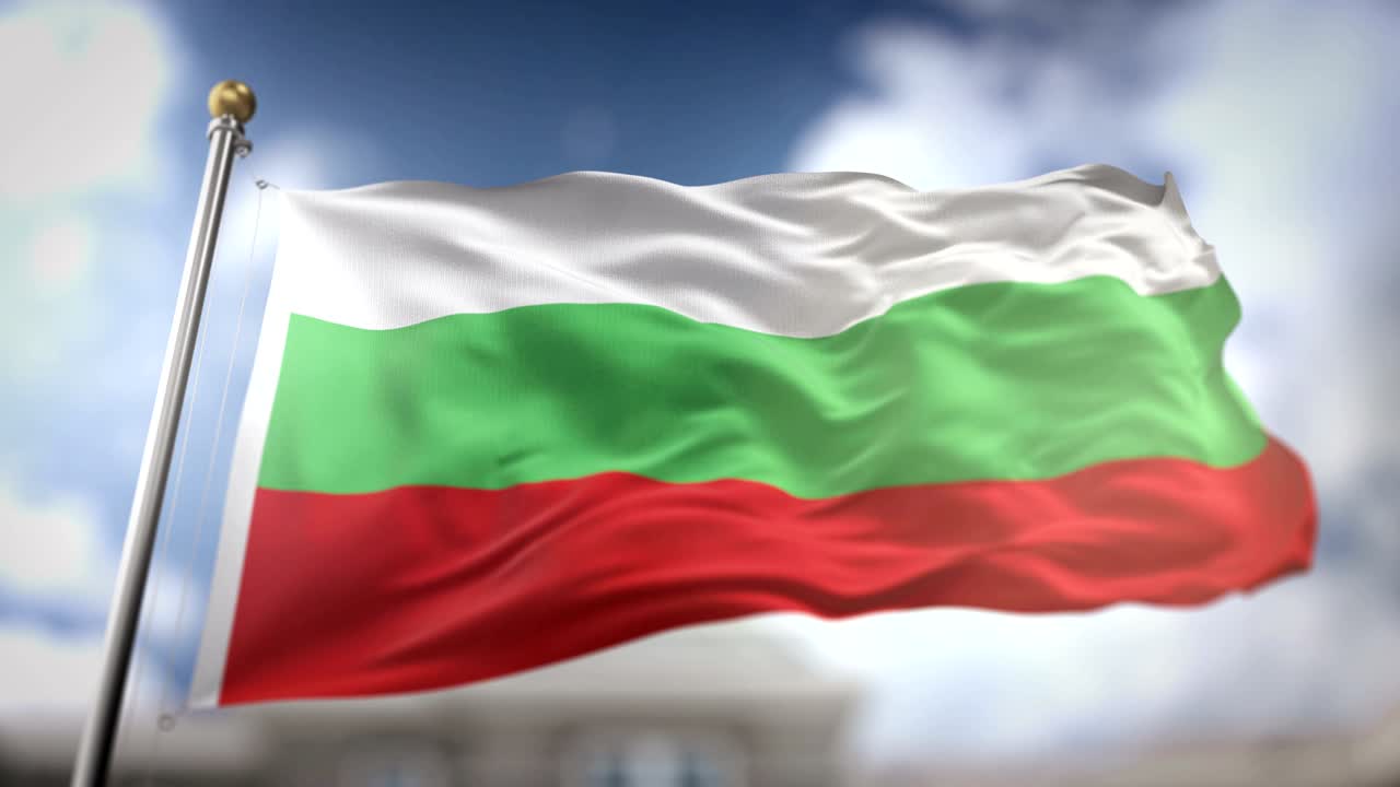 Bulgarische Flagge weht in Zeitlupe. 3D-Rendering vor blauem Himmel – Nahtloser 4K-Loop.