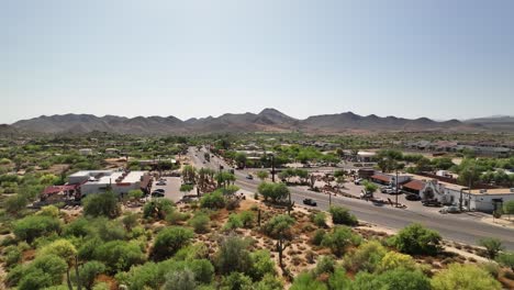 Vista-Aérea-De-Los-Coches-Que-Circulan-Por-El-Pequeño-Pueblo-De-Cave-Creek-En-Arizona