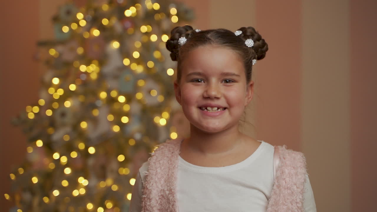 niña mira a la cámara con espacio de copia