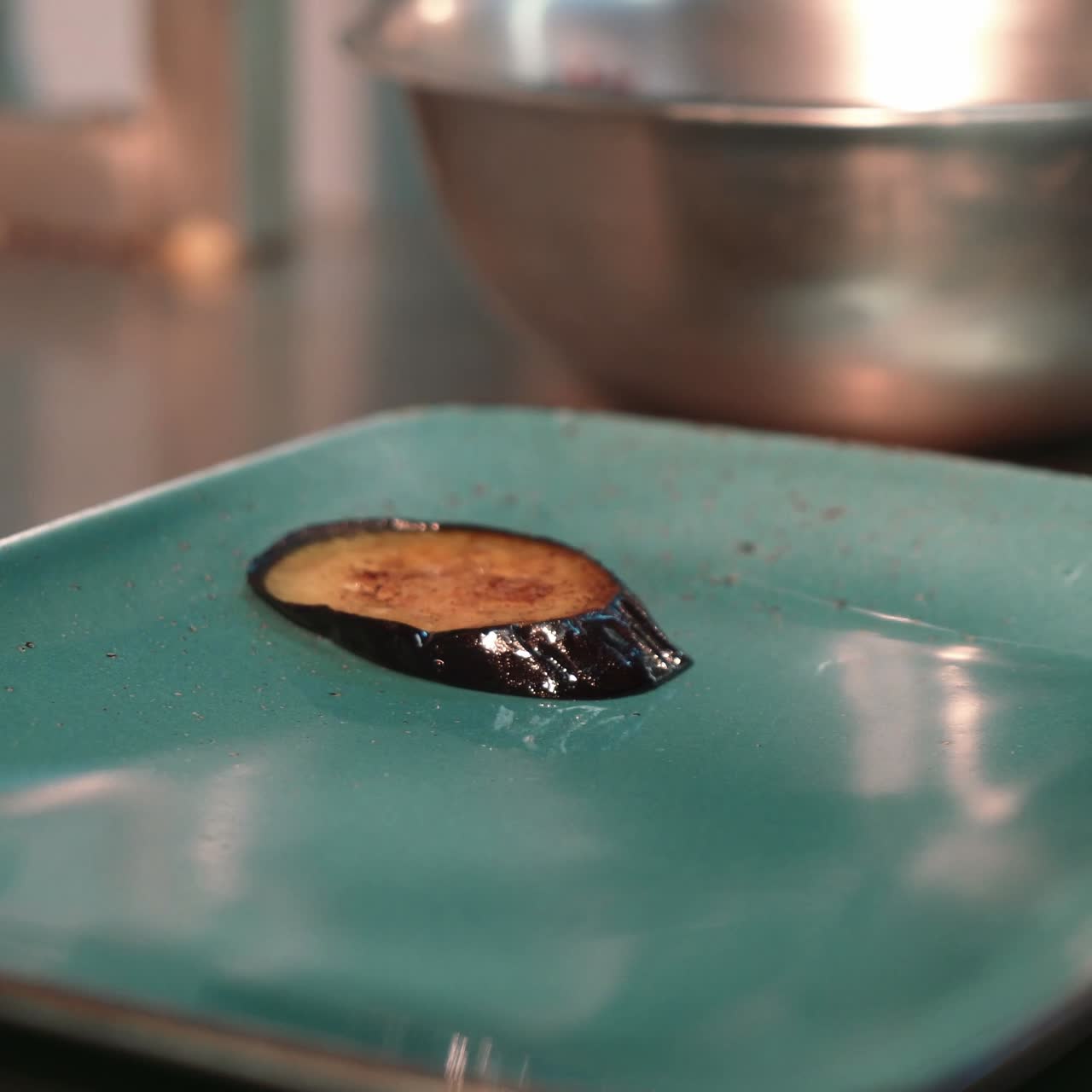 El chef está preparando ensalada.