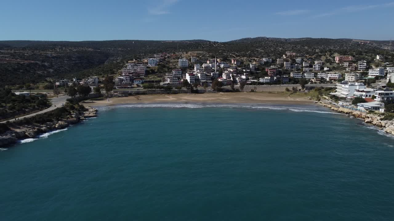 vista de drones desde el mar hacia la playa