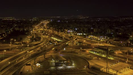 Timelapse-Nocturno-Aéreo-Del-Cruce-De-Autopistas-En-Atenas