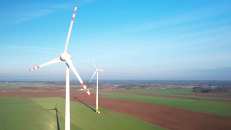 windenergieanlage mit erneuerbarer grüner energie tagsüber - drohnenaufnahme