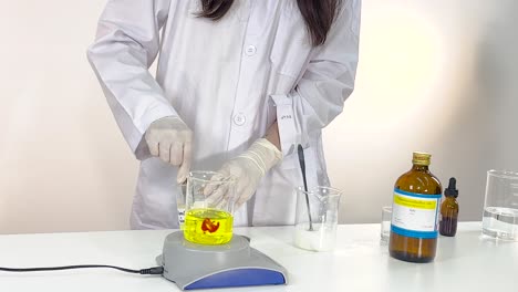 demostrando la reacción química con yodo y almidón