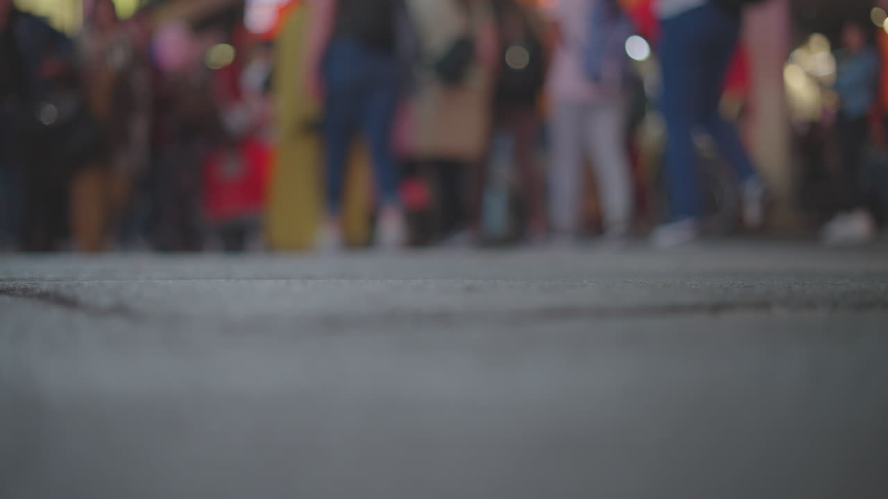 calle concurrida de la ciudad por la noche