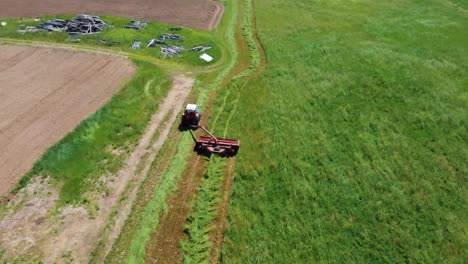 El-Dron-Se-Levanta-Y-Se-Aleja-Del-Tractor-En-El-Campo-Agrícola-Cosechando-Heno