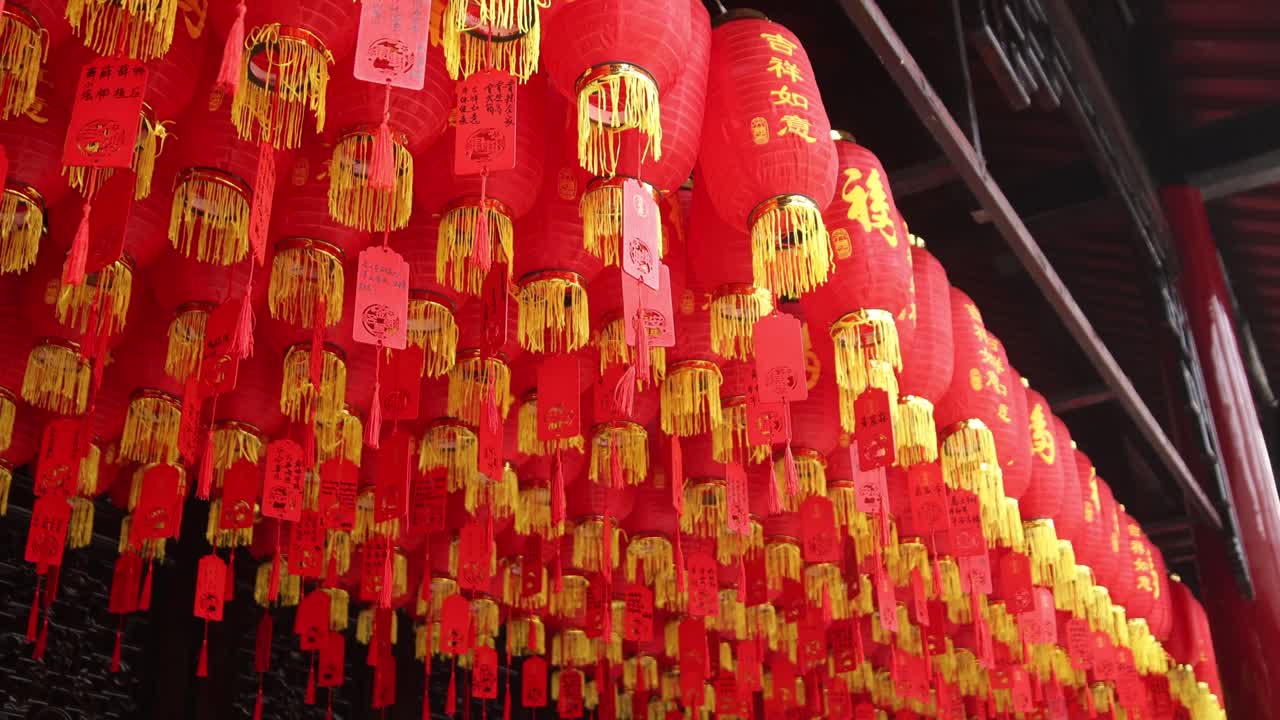 linternas chinas colgando del techo en el templo budista