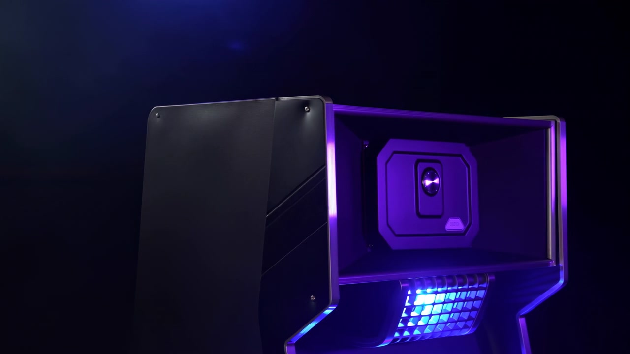Primo piano di un elegante pannello macchina illuminato con accenti neon viola e blu, superfici metalliche lucide e un forte contrasto di ombre in una scena industriale minimale.