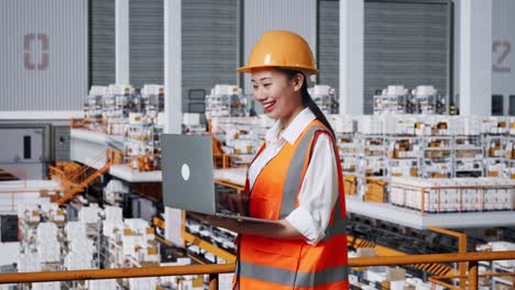trabajador de almacén que utiliza una computadora portátil