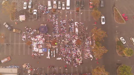 tiro de retroceso aéreo a través del humo de la distribución del estacionamiento para los evacuados del incendio del campamento en california