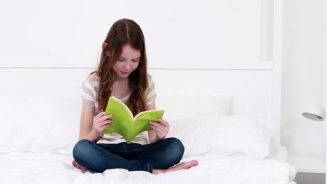 una chica linda leyendo un libro.