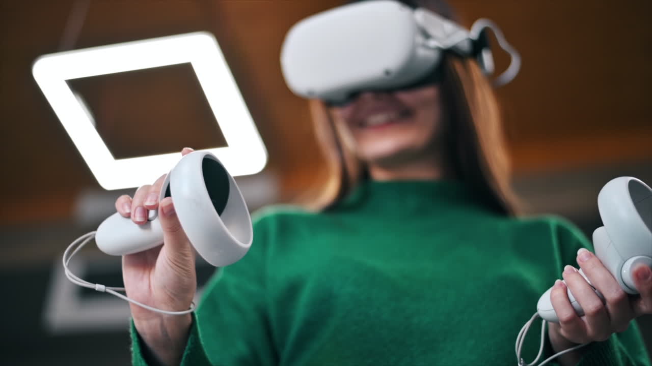 Una giovane donna interessata gioca con i giochi di realtà virtuale usando controller e occhiali VR. Rallentatore