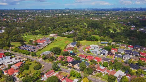 Drone-De-Casas-Y-Horizonte-En-Sydney,-Australia-Drone-De-Casa-En-Sydney