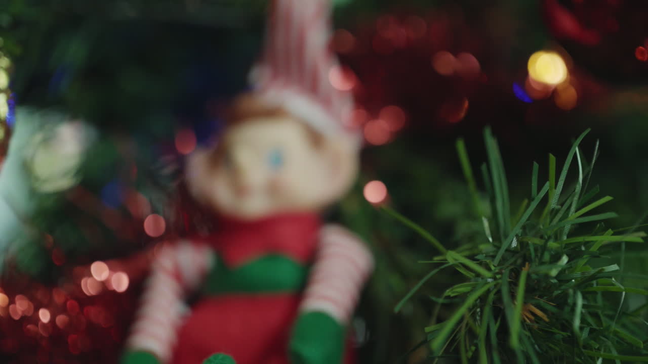 elfo y fresco verano santa adorno de navidad de cerca en un árbol de navidad hermosamente decorado