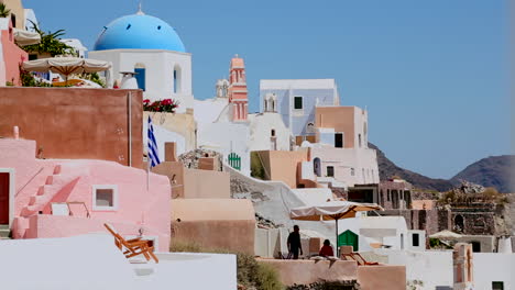 coloridas casas bordean las laderas de la isla griega de santorini 1