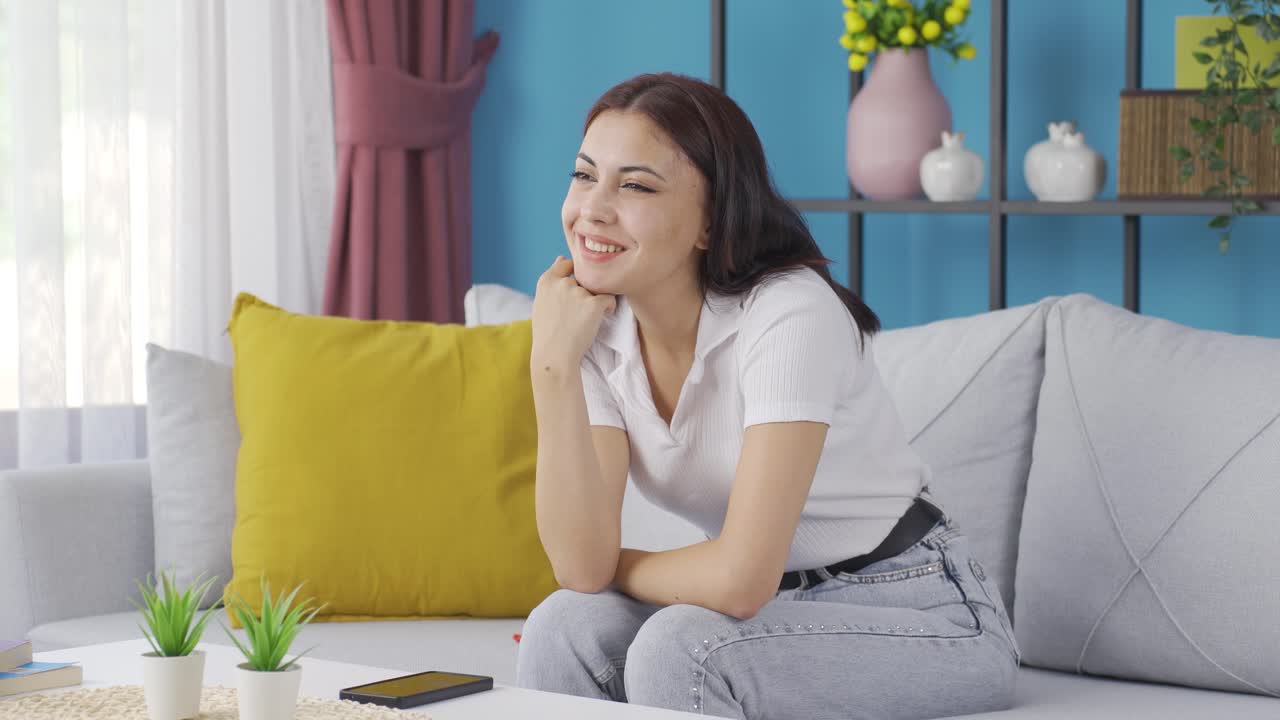 행복한 기억을 떠올리는 젊은 여성.