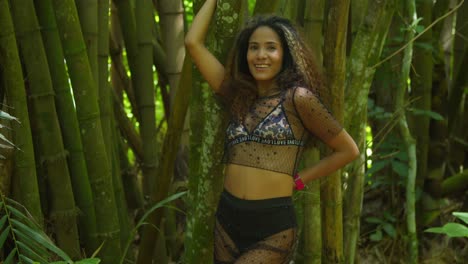 en una isla tropical, imagina a una chica de cabello rizado en un parque sereno