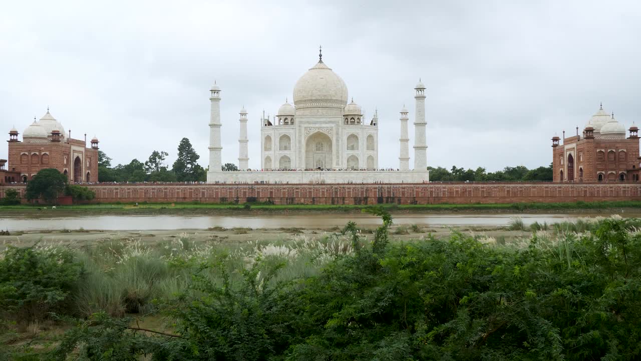 taj mahal visto desde las orillas del río yamuna, vista frontal