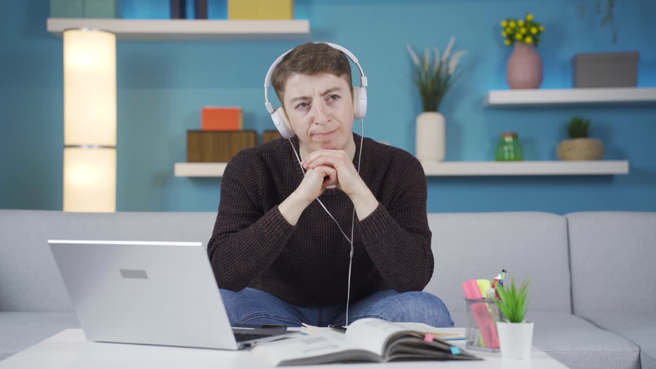 estudiante pensativo y triste escuchando música emocional.