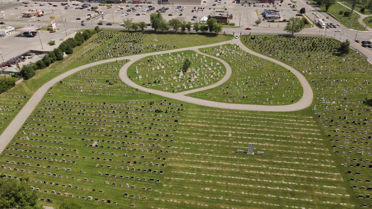 cementerio rural de sobrevuelo aéreo junto al área de estacionamiento en welland, canadá