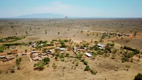 Panoramablick-Auf-Das-Luftbild-Des-Dorfes-Karamoja,-Auch-Bekannt-Als-Manyatta-Oder-Ere,-An-Einem-Sonnigen-Tag-In-Uganda,-Afrika