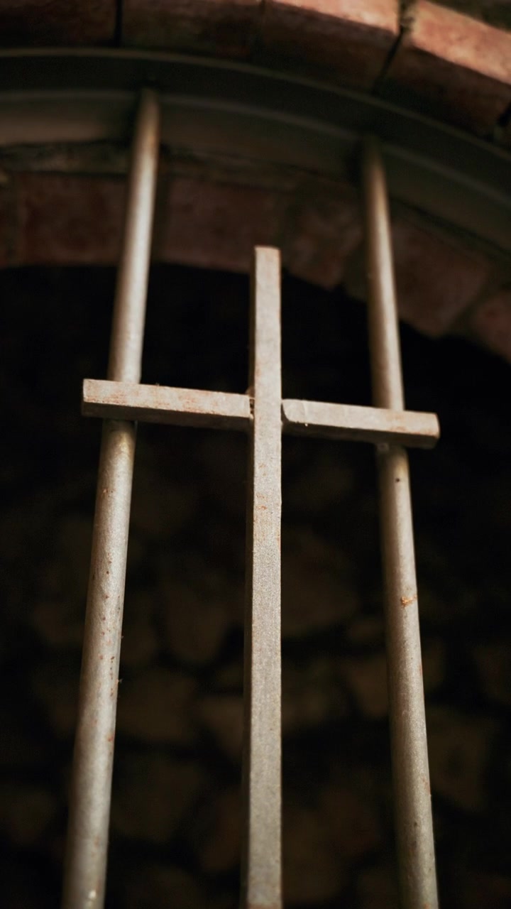 Crucifijo metálico, señal religiosa que marca la entrada a Nápoles Subterránea