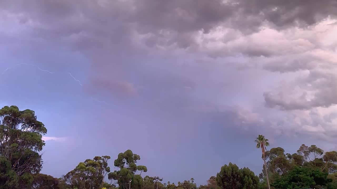 동일한 경로를 따라 여러 번의 번개 공격, 240fps