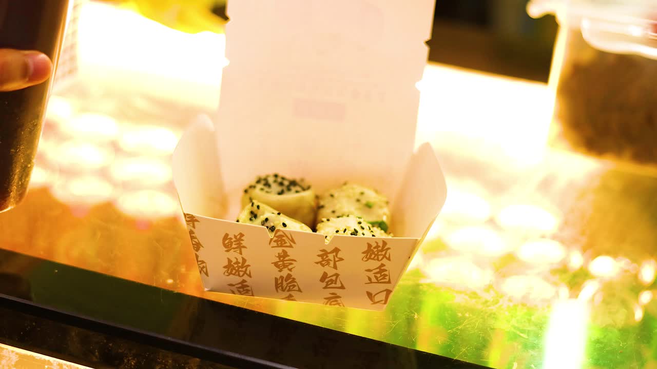 김 된 에 소스를 손으로 부어 넣는 것