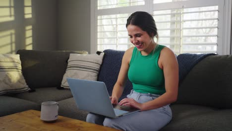 hermosa mujer en la computadora encuentra un gran sitio web que es útil