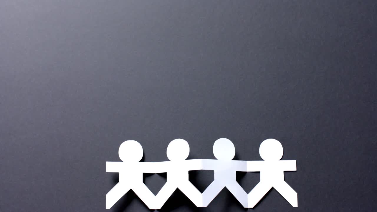 복사 공간과 함께 회색 배경에  ⁇  종이로 만든 손을 잡은 사람들의 클로즈업