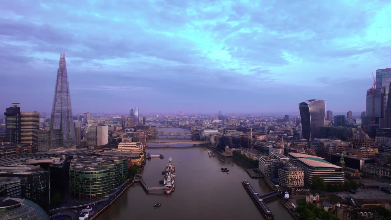 템스 강둑에 있는 현대적인 도시 런던의 정적인 공중 고각 전망