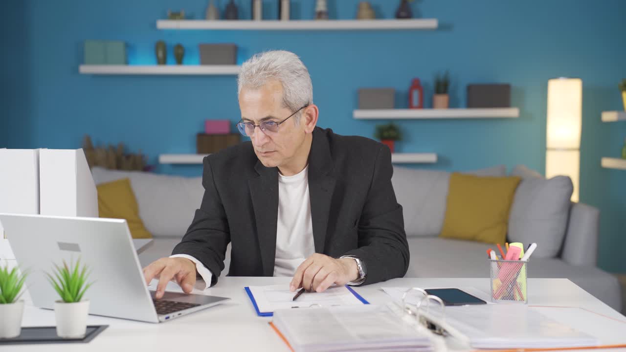 trabajador de oficina en casa hombre confundido y pensativo.