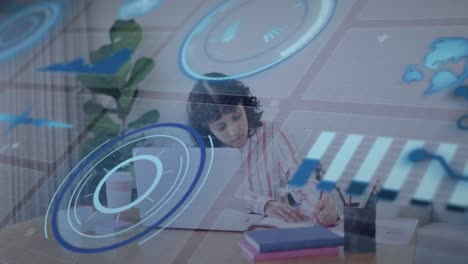 animación de la interfaz infográfica sobre una mujer biracial escribiendo notas y usando una computadora portátil en el escritorio