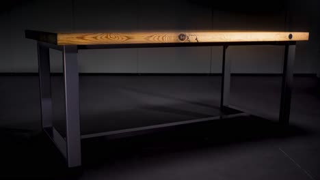 mesa de madera rústica con patas de metal